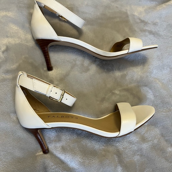 Talbots ivory color leather heels with closed back, New. - Picture 3 of 3